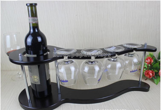 Il vino rosso di schiocco del metallo aggredisce lo strato multi- di vetro dello scaffale di esposizione della tazza di isolato al minuto